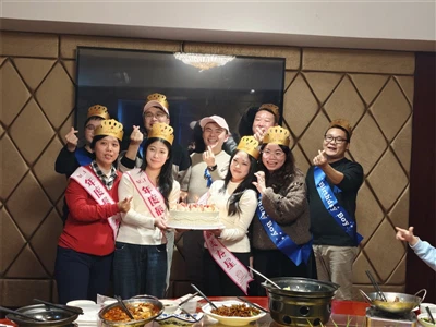 আমাদের মানুষ উদযাপন করা হচ্ছে — Tiumsen কর্মচারীর জন্মদিনের পার্টি